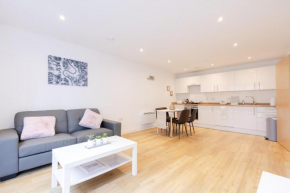 Warm 2 Bedroom Apartment 15 min Walk to Etihad Stadium and City Center